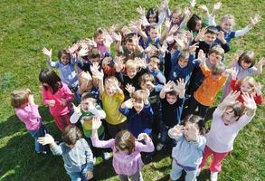 crianças pré-escolares ao ar livre se divertem foto