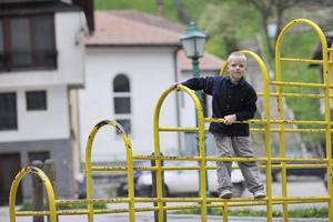 menino loiro no parque foto