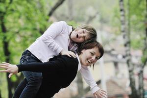 menina feliz e mãe ao ar livre foto