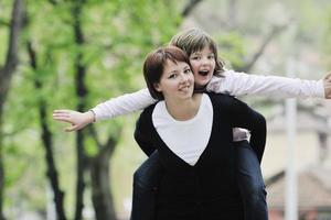 menina feliz e mãe ao ar livre foto