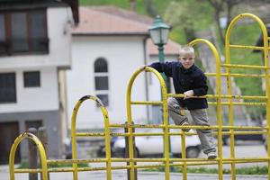 menino loiro no parque foto