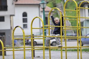 menino loiro no parque foto