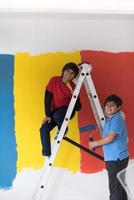 meninos pintando parede foto