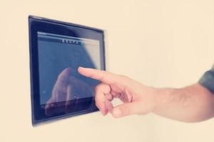 conceito de casa e tecnologia inteligente close-up de mãos masculinas foto