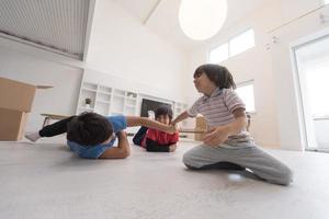 meninos se divertindo no chão foto