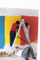 meninos pintando parede foto