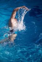 exercício de nadador na piscina coberta foto