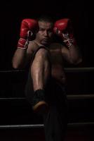 kickboxer profissional no ringue de treinamento foto