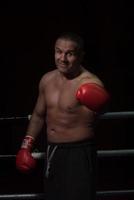 retrato de kickboxer profissional musculoso foto