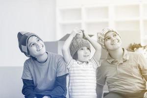 meninos com caixas de papelão ao redor deles foto