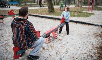 pai e filho se divertindo juntos no parque foto