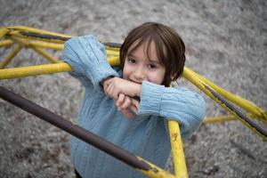 menino bonitinho se divertindo no playground foto