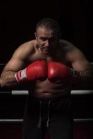 kickboxer profissional no ringue de treinamento foto