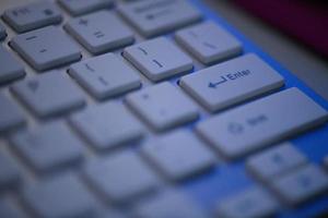 teclado fino na noite escura foto