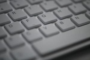 teclado fino na noite escura foto