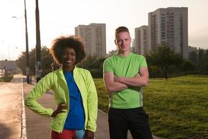 retrato de casal bonito romântico na sessão de fitness, fora do fundo da cidade foto