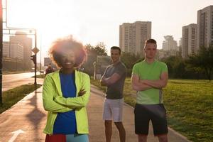 retrato multiétnico grupo de pessoas na corrida foto