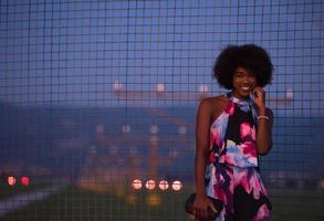 retrato de uma jovem afro-americana em um vestido de verão foto