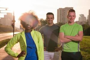 retrato multiétnico grupo de pessoas na corrida foto