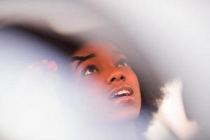 uma maquiagem jovem afro-americana no carro foto