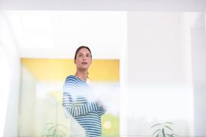 jovem em casa navegando na web foto