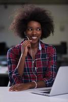 retrato de uma jovem afro-americana bem sucedida no escritório moderno foto