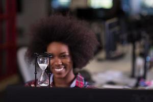 retrato de uma jovem afro-americana bem sucedida no escritório moderno foto