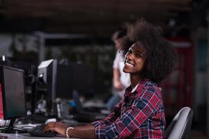 retrato de uma jovem afro-americana no escritório moderno foto