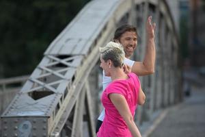 casal felicita e feliz por terminar foto