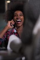 retrato de uma jovem afro-americana bem sucedida no escritório moderno foto