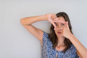 mulher mostrando o gesto de mão de enquadramento foto