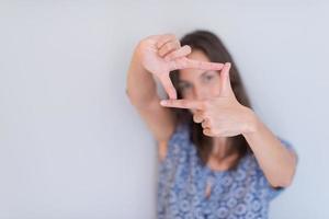 mulher mostrando o gesto de mão de enquadramento foto