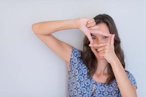 mulher mostrando o gesto de mão de enquadramento foto