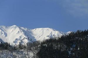 montanha coberta de neve em takayama japão foto