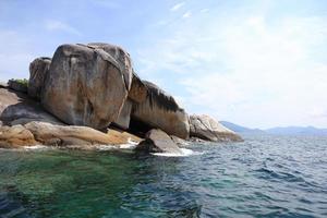 grande pilha de arco de pedra no mar de andaman perto de koh lipe, tailândia foto