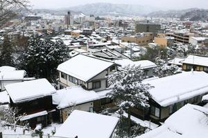 vista da cidade takayama no japão na neve foto