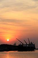 navio de carga no porto ao pôr do sol foto