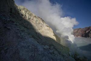 fumos de enxofre da cratera do vulcão kawah ijen, indonésia foto