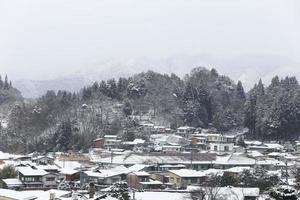 vista da cidade takayama no japão na neve foto