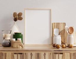 simular moldura de cartaz no interior da cozinha com parede branca na prateleira de madeira.