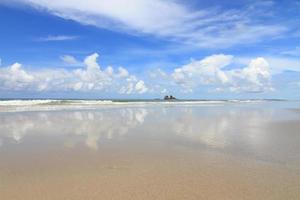 praia e belo mar tropical foto