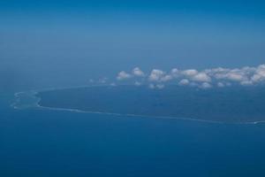 ilha de bali no mar tropical, vista de um avião foto