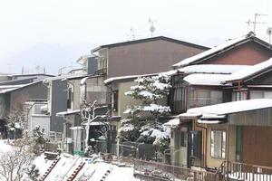 vista da cidade takayama no japão na neve foto