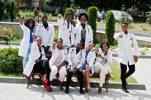 grupo de estudantes de médicos africanos perto da universidade médica ao ar livre. foto