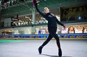 mulher patinadora artística no rinque de patinação no gelo. foto