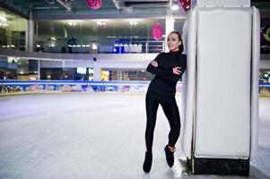 mulher patinadora artística no rinque de patinação no gelo. foto