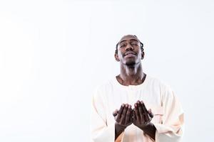 homem africano rezar a Deus foto