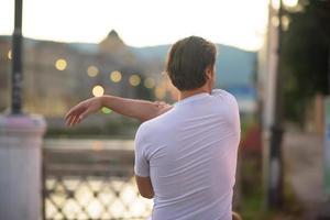 homem bonito se alongando antes de correr foto