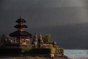 Templo de pura ulun danu em um lago beratan. bali foto