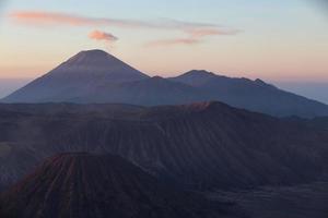 nascer do sol no vulcão do monte bromo, leste de java, indonésia. foto